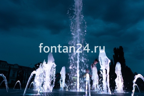 Городской фонтан на площади